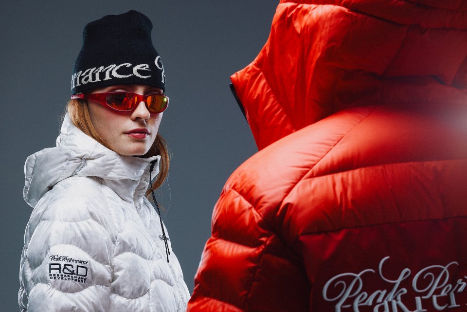 Modella con piumino bianco Peak Performance R&D