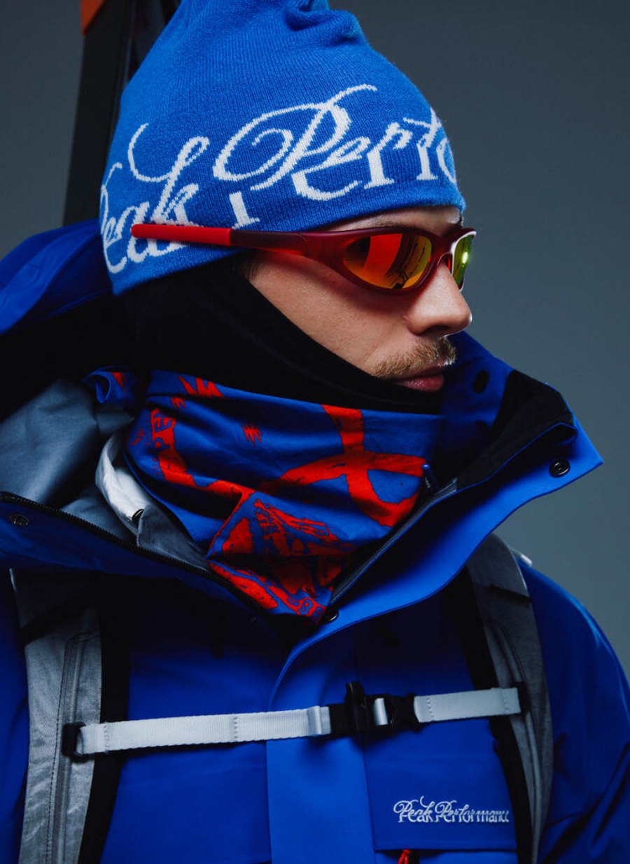 Modello con berretto Peak Performance 40Y, maschera e giacca da sci GORE-TEX blu