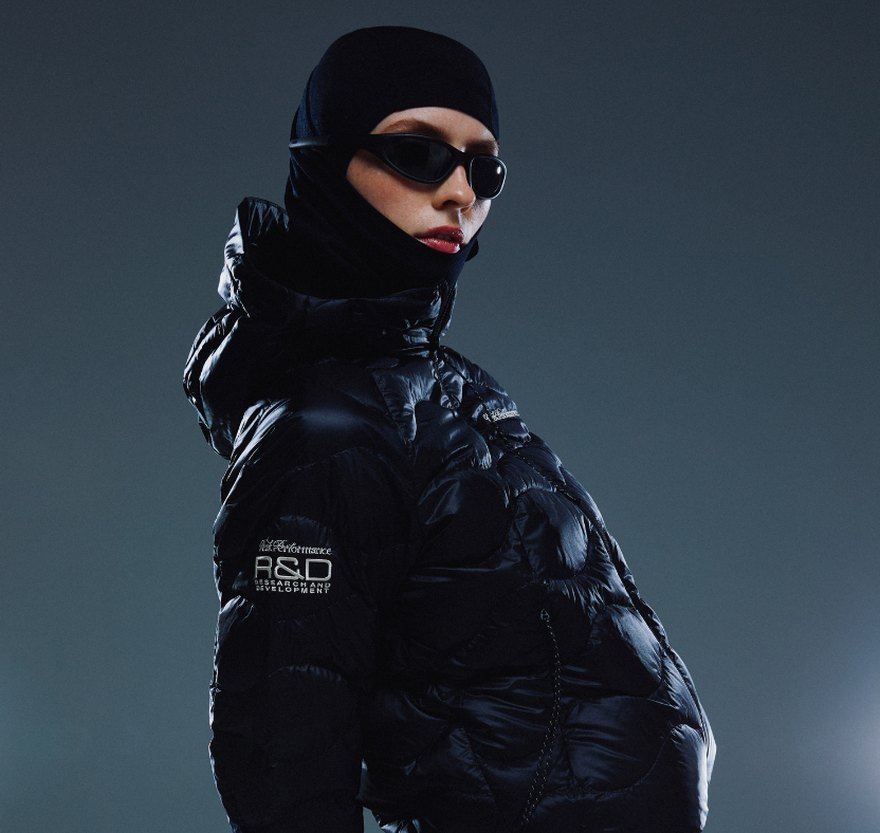 Modella con piumino nero Peak Performance 40Y R&D